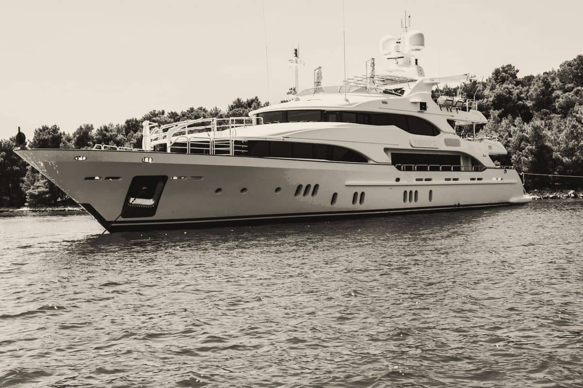 Yachts in charter service, dry or crewed